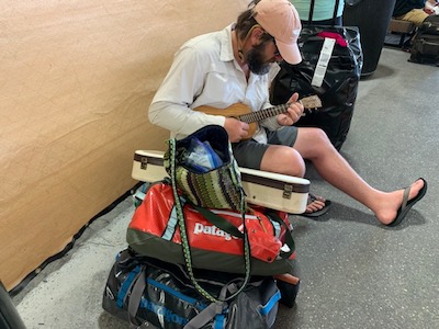 uke jam at the airport